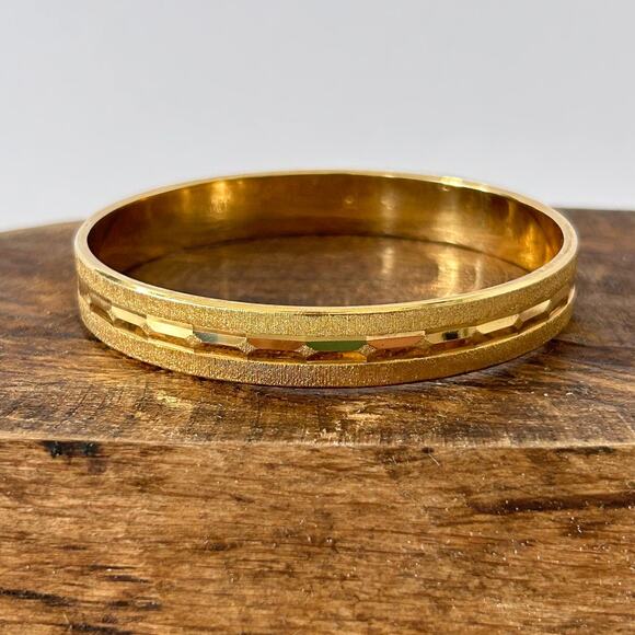 Vintage Monet Bangle Bracelet Gold-tone Etched 8.5" Retro Costume High Fashion - Picture 1 of 10